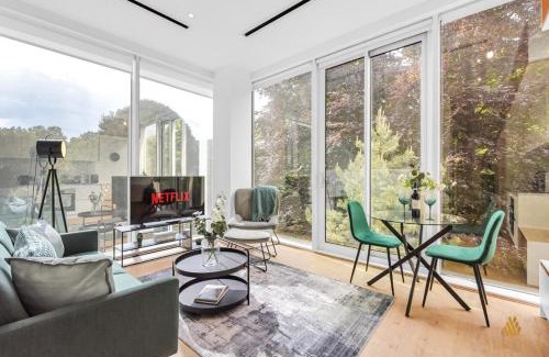 London Borough of Hounslow Apartment | Spacious 2BDR Apartment By Aurora WorkNest Short Lets & Serviced Accommodation London With Wi-Fi, Fitness Centre & City View