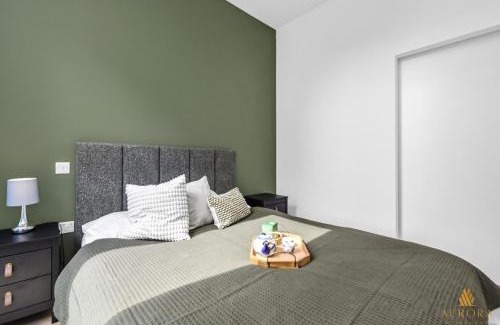 London Borough of Hounslow Apartment | Spacious 2BDR Apartment By Aurora WorkNest Short Lets & Serviced Accommodation London With Wi-Fi, Fitness Centre & City View