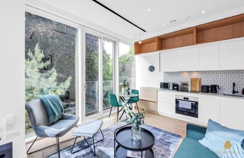 London Borough of Hounslow Apartment | Spacious 2BDR Apartment By Aurora WorkNest Short Lets & Serviced Accommodation London With Wi-Fi, Fitness Centre & City View