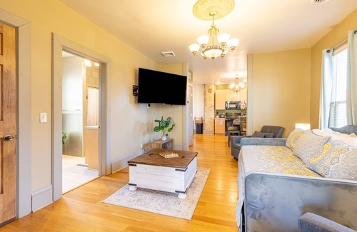 Milwaukee House | Spacious 2br/2ba sleeps 10* near Festivals, Breweries & Lakefront
