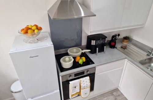 Watford Apartment | Spacious 2BR Apartment in Central Watford | Walk to Station & Shops | Sleeps 5