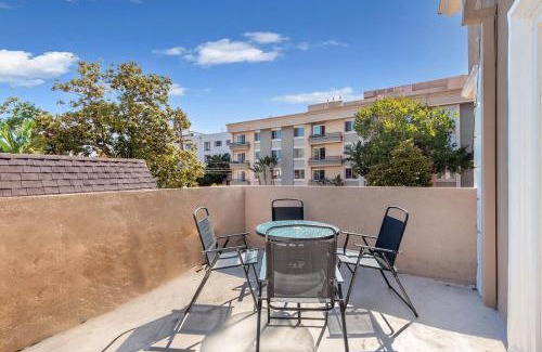 Beverly Hills Apartment | Spacious 2BR Apartment with Full Kitchen & Dining In Beverly Hills