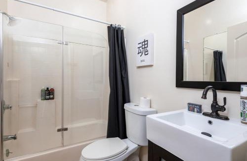 Beverly Hills Apartment | Spacious 2BR Apartment with Full Kitchen & Dining In Beverly Hills