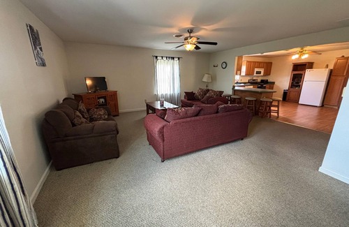 Quincy Apartment | Spacious 2BR Apt – Families, Couples & Business Travelers