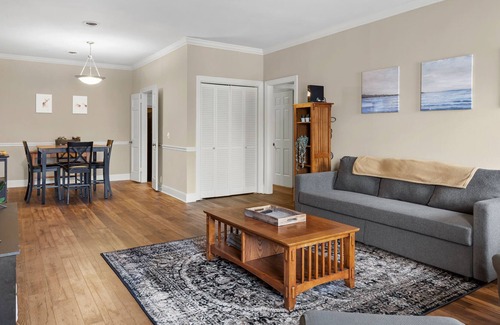Green Hills Apartment | Spacious 2BR Condo near DT NSH w/ Free Parking