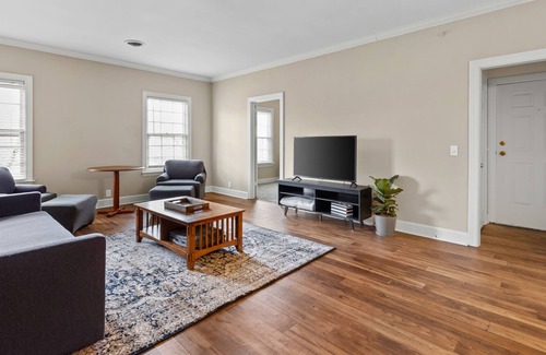 Green Hills Apartment | Spacious 2BR Condo near DT NSH w/ Free Parking
