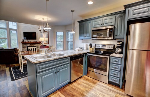 Branson Condo | Spacious 2BR Cottage w/Spa Tub & Fireplace