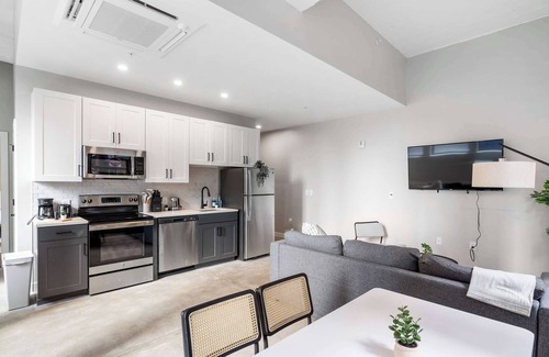 Downtown Cincinnati Apartment | Spacious 2BR CozySuites | OTR Downtown #16