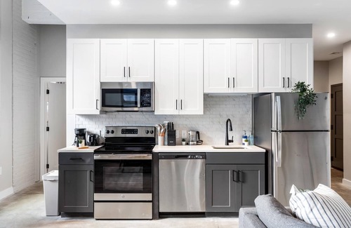 Downtown Cincinnati Apartment | Spacious 2BR CozySuites | OTR Downtown #16