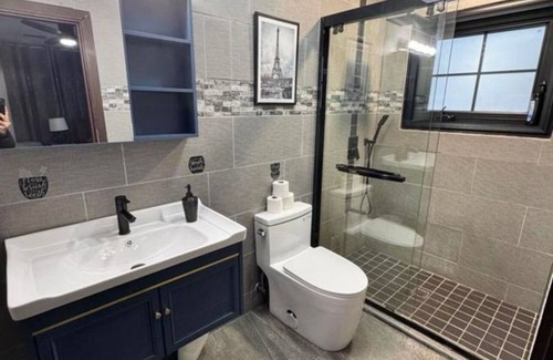Evanston Apartment | Spacious 2BR Family-Friendly Stay, 4 Queen Beds + 2 Baths, Parking & Laundry.