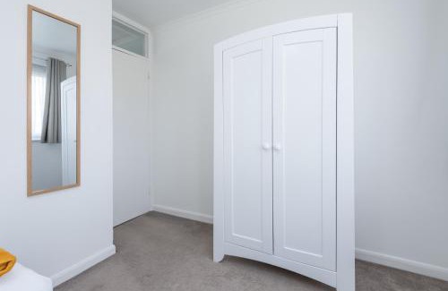 Wallington Apartment | Spacious 2BR home in Croydon with parking