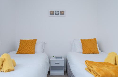 Wallington Apartment | Spacious 2BR home in Croydon with parking
