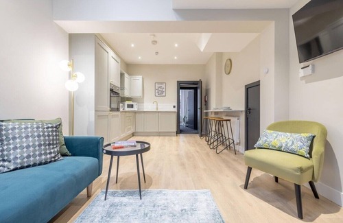 Queens Quarter Apartment | Spacious 2BR in Queens - Parking