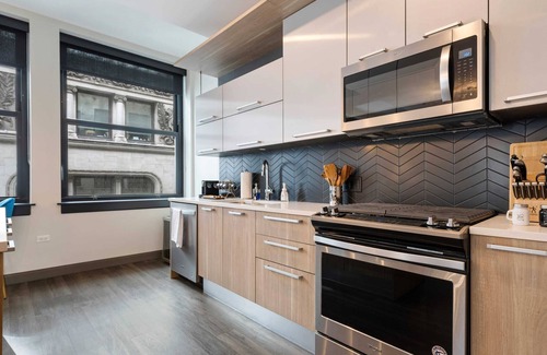 Downtown Chicago Apartment | Spacious 2BR in The Loop + 5-Star Comfort