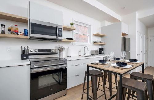 Palmerston Apartment | Spacious 2BR near UofT and College