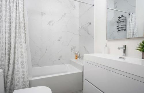 Palmerston Apartment | Spacious 2BR near UofT and College