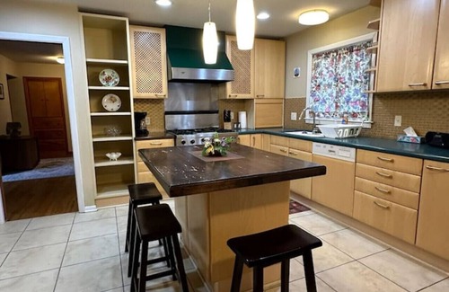 Fletcher House | Spacious 2BR retreat with Mtn view. Pets allowed