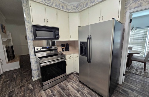 Montgomery House | Spacious 2BR Townhome. Conveniently Located Close to Restaurants and Shopping