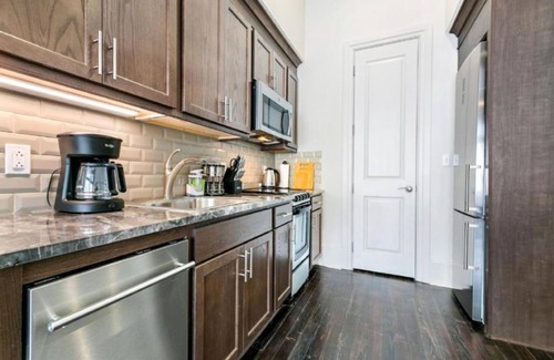 Central Business District Condo | Spacious 2BR w/Canal Views|Walk to Bourbon St