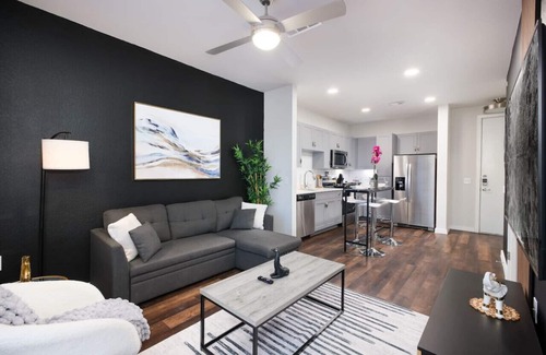 Southtown Apartment | Spacious 2BR w/Gym, Parking Near Rvrwalk & Dome