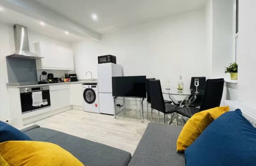 Watford Apartment | Spacious 2BR Watford Apartment | Sleeps 5, Near Station & Town Centre