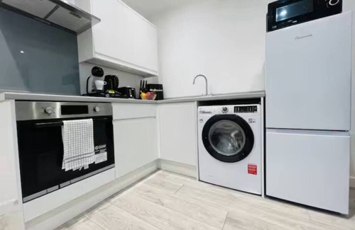 Watford Apartment | Spacious 2BR Watford Apartment | Sleeps 5, Near Station & Town Centre