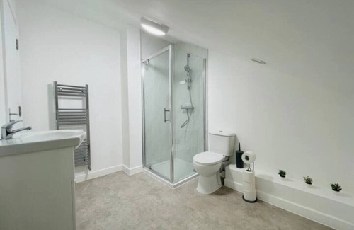 Watford Apartment | Spacious 2BR Watford Apartment | Sleeps 5, Near Station & Town Centre