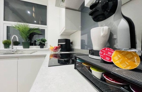 Watford Apartment | Spacious 2BR Watford Apartment | Ideal for Families, Work | Sleeps 4