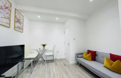 Watford Apartment | Spacious 2BR Watford Apartment | Ideal for Families, Work | Sleeps 4