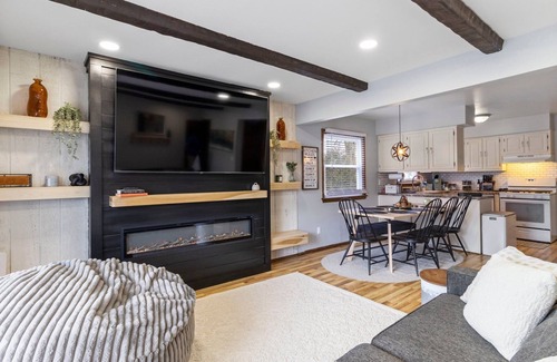 Milwaukee House | Spacious 3-BD Townhouse W/PKG 25M From Airport