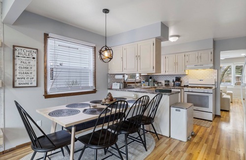 Milwaukee House | Spacious 3-BD Townhouse W/PKG 25M From Airport