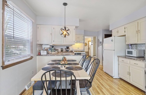 Milwaukee House | Spacious 3-BD Townhouse W/PKG 25M From Airport