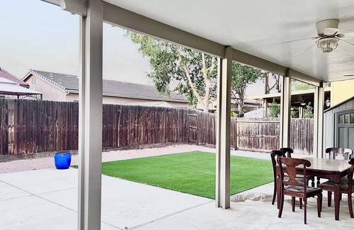 Raisin House | Spacious 3 bdrm/2.5 ba + loft near Clovis/hospital