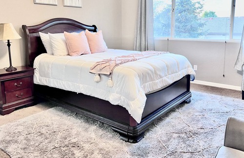Raisin House | Spacious 3 bdrm/2.5 ba + loft near Clovis/hospital