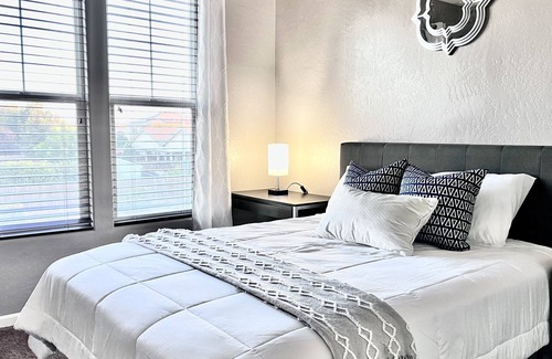 Raisin House | Spacious 3 bdrm/2.5 ba + loft near Clovis/hospital