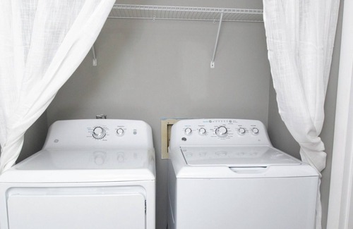 Perry House | Spacious 3-bdrm Home w/Free parking on premises