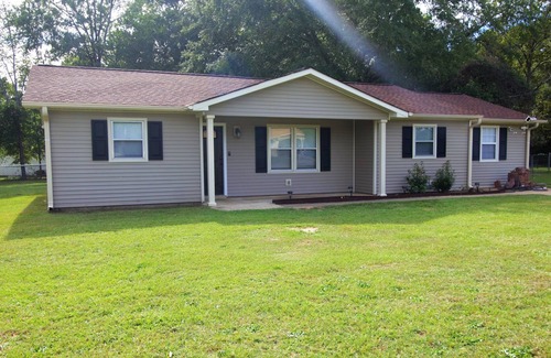 Perry House | Spacious 3-bdrm Home w/Free parking on premises