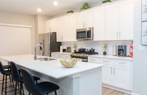 Carmel House | Spacious 3 Bed 2.5 bath Townhome with Pool Access!!