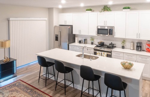 Carmel House | Spacious 3 Bed 2.5 bath Townhome with Pool Access!!