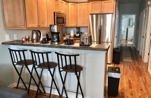 North Bergen Apartment | Spacious 3 bed + 2 Bath + Free parking, mins to Manhattan and Airport