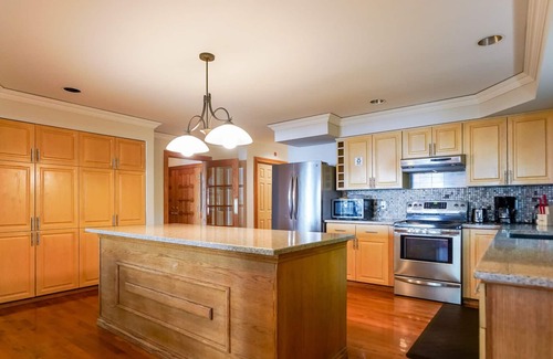 Owen Sound Cottage | Spacious 3 bed 4 bath private cottage with amazing lake view sleeps 6