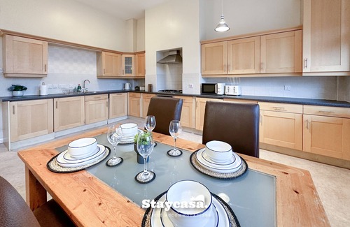 Manchester Apartment | Spacious 3-Bed Apartment with Parking