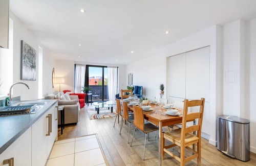 St. Dunstan's Apartment | Spacious 3-Bed Apartment in East London – Great for Families & Business Stays!