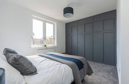 Inverkeithing Apartment | Spacious 3 bed flat near Edinburgh with free parking!