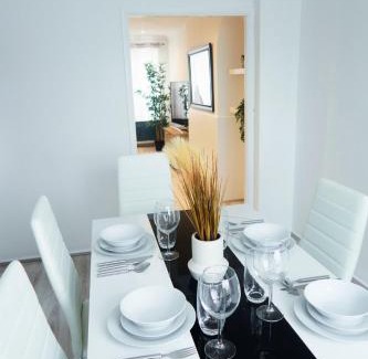 Elm Park Apartment | Spacious 3 bed family home with garden