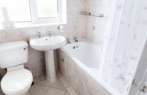 Elm Park Apartment | Spacious 3 bed family home with garden