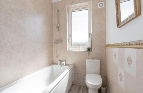 Inverkeithing Apartment | Spacious 3 bed flat- Free parking Edinburgh & Fife