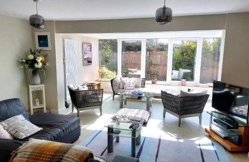 Milford on Sea House | Spacious 3 bed holiday home, New Forest, Milford-on-Sea, close to beach