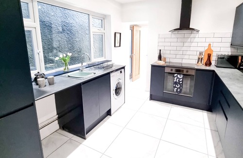 Castle House | Spacious 3 Bed Home in the heart of Swansea