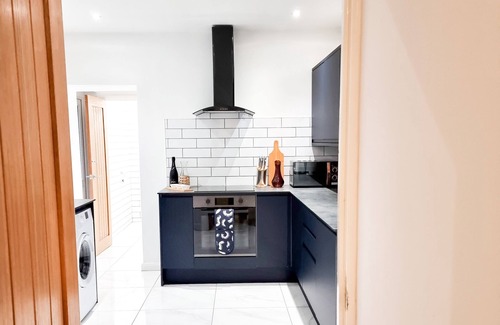 Castle House | Spacious 3 Bed Home in the heart of Swansea